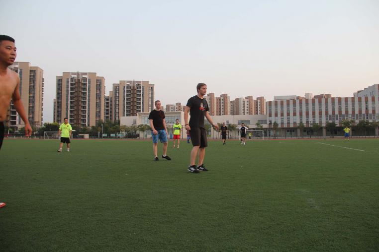 Unsere chinesischen Kollegen mögen Sport. Gleich in der ersten Woche wurden wir zum Fussballspielen eingeladen.